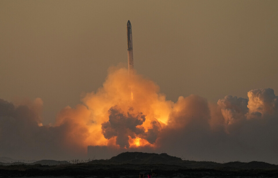 Space X raket vid uppskjutning. Space X raket vid uppskjutning.