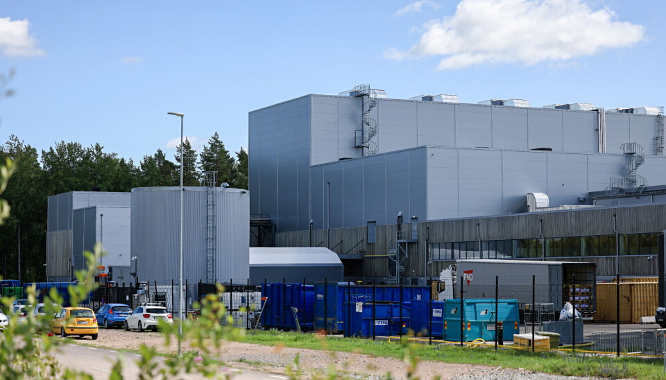 Grå fabrik framför blå himmel