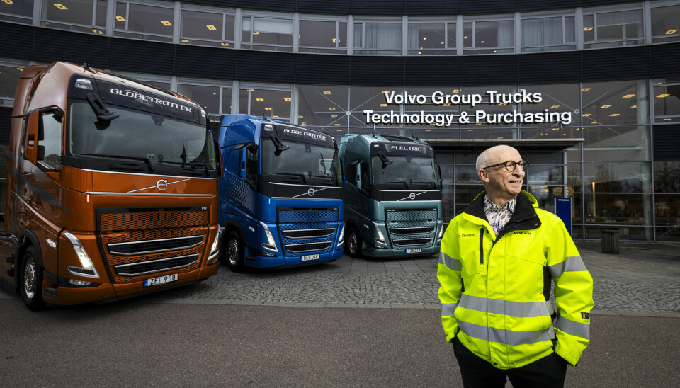 Lars Stenqvist, CTO på Volvo Group framför en trio av Volvos lastbil för fjärrtransporter, FH, drivna av diesel, gas respektive el.