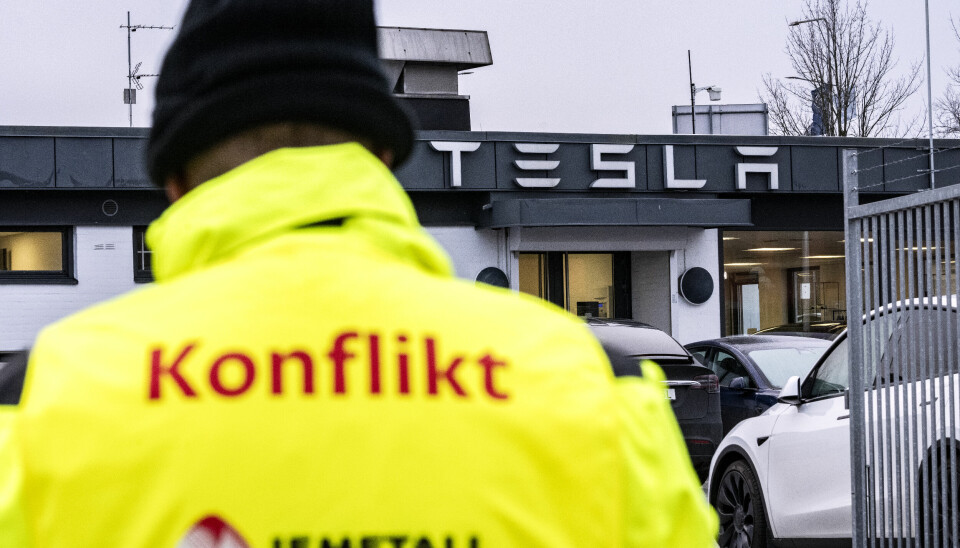 Anställda på Postnord sympatistrejkar eftersom Tesla inte tecknat kollektivavtal med IF Metall. Här är en strejkvakt från IF Metall utanför Tesla-anläggningen i Malmö.