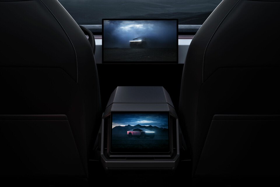 Likt flera andra Teslamodeller har Cybertruck försetts med en skärm för baksätespassagerarna