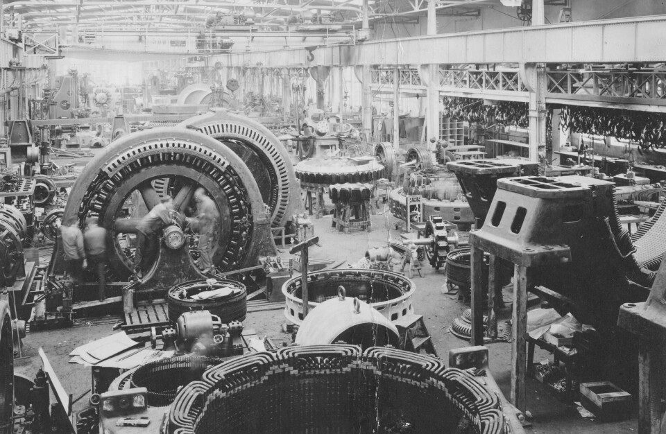 Interiör från monteringshallen på Asea i Västerås 1947, där det pågår montage av stora generatorer och mindre motorer.