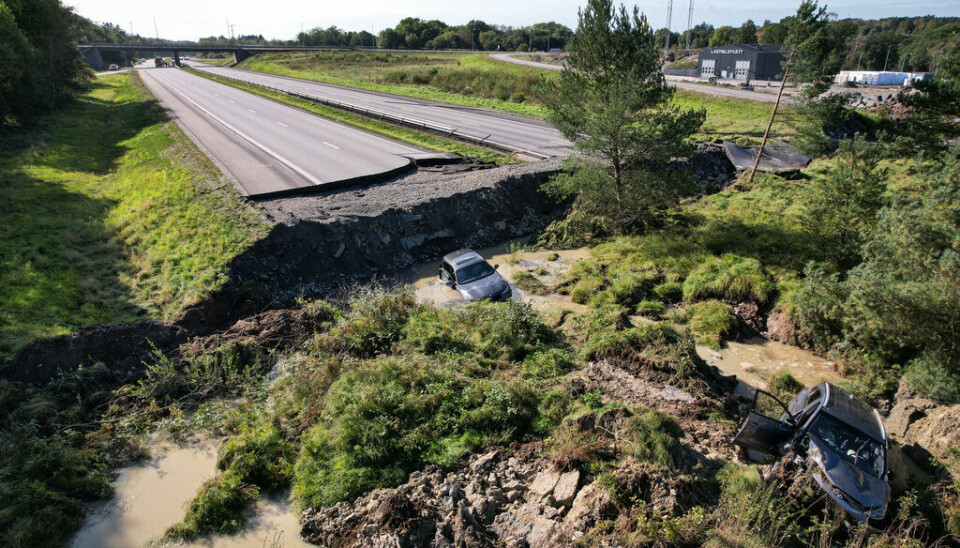 Flera fordon ligger kvar i skredområdet på E6 i Stenungsund. Arkivbild.