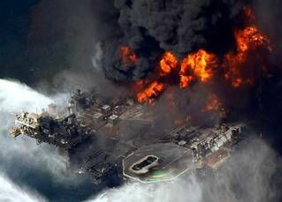 Branden blev okontrollerad och oljeplattformen sjönk. Elva av de 126 oljearbetarna ombord miste livet. Foto: Gerald Herbert/AP/Scanpix