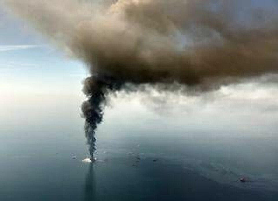 Röken från den brinnande plattformen liknar askmolnet från den eldsprutande isländska vulkanen. Foto: Gerald Herbert/AP/Scanpix
