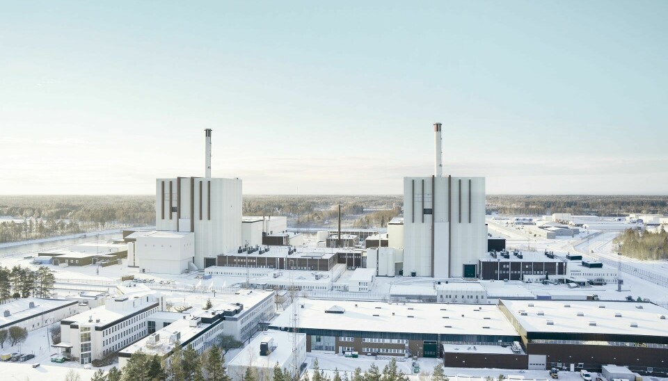 Två vita reaktorbyggnader syns på håll.