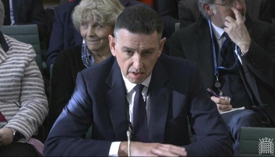 En man i kostym frågas ut i det brittiska parlamentet.