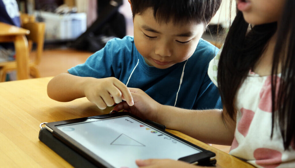 Japanska förskoleelever löser uppgifter på en läsplatta. De senaste åren har digitala verktyg införts på bred front i japanska skolor. Arkivbild.