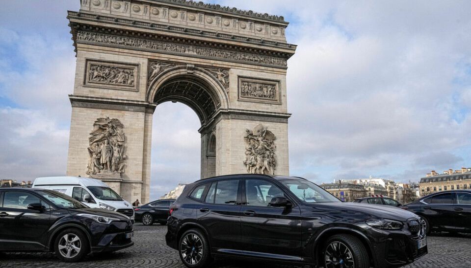 Suvar och andra större bilar får räkna med högre avgifter runt Triumfbågen i Paris. Arkivbild.