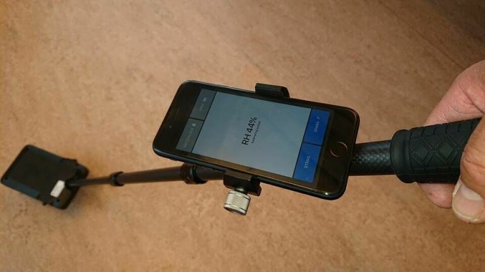 Avläsningen görs med hjälp av den nya antennen som kopplas till en mobiltelefon via bluetooth. Foto: Invisense