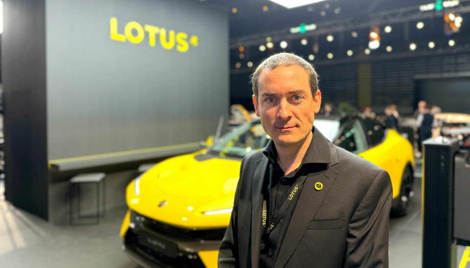 Lotus teknikansvarige ingenjör Sylvain Verstraeten framför en Lotus Eletre