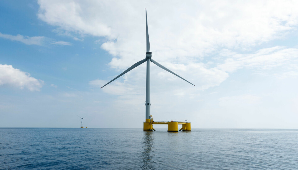 Ett vindkraftverk på en flytande plattform i havet.