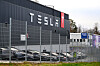 Utländska arbetare flygs in till Teslaverkstäder: ”Det är allvarligt”