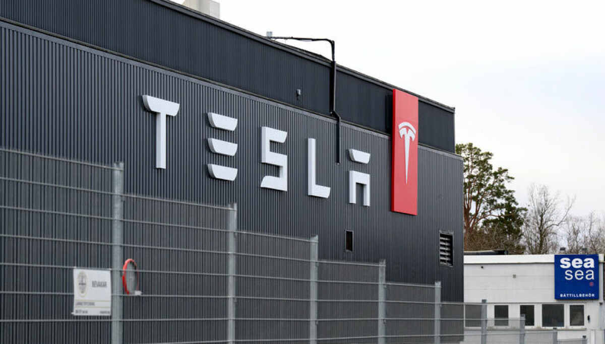 Utländska arbetare flygs in till Teslaverkstäder: ”Det är allvarligt”