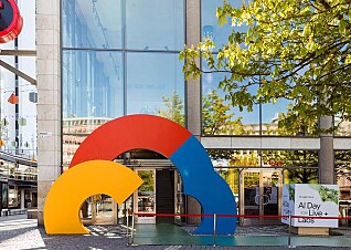 Google Clouds logotyp, ett färgglatt moln, utanför Filmstaden Sergel i centrala Stockholm.