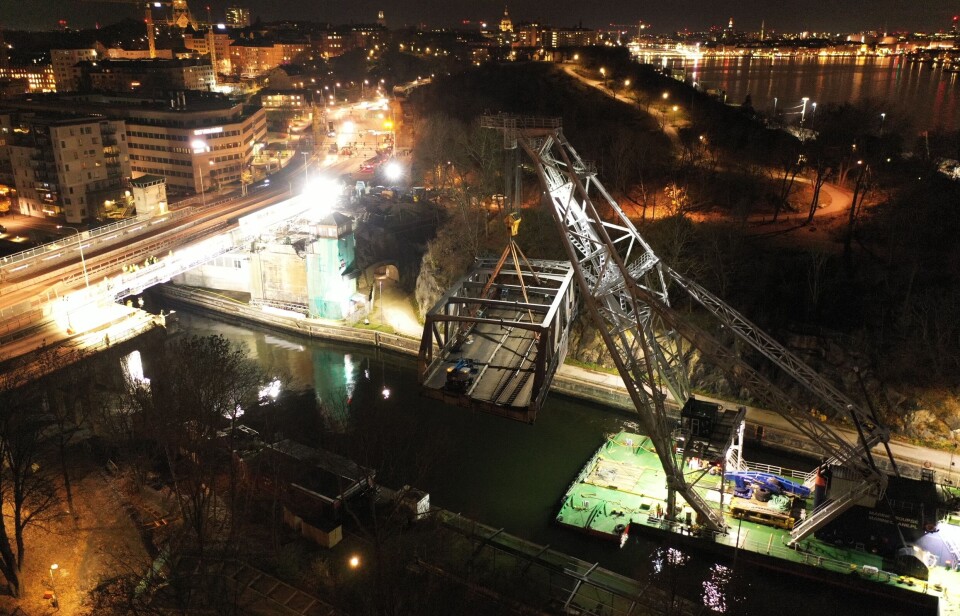 En natt i november 2023 lyftes broklaffen till anrika norra Danviksbron ner med hjälp av marina lyftkranen Lodbrok. Lyftet blev fördröjt eftersom tyngdberäkningen inte stämde, men efter en del justeringar kunde järnkonstruktionen på 245 ton fraktas bort genom Danvikskanalen.