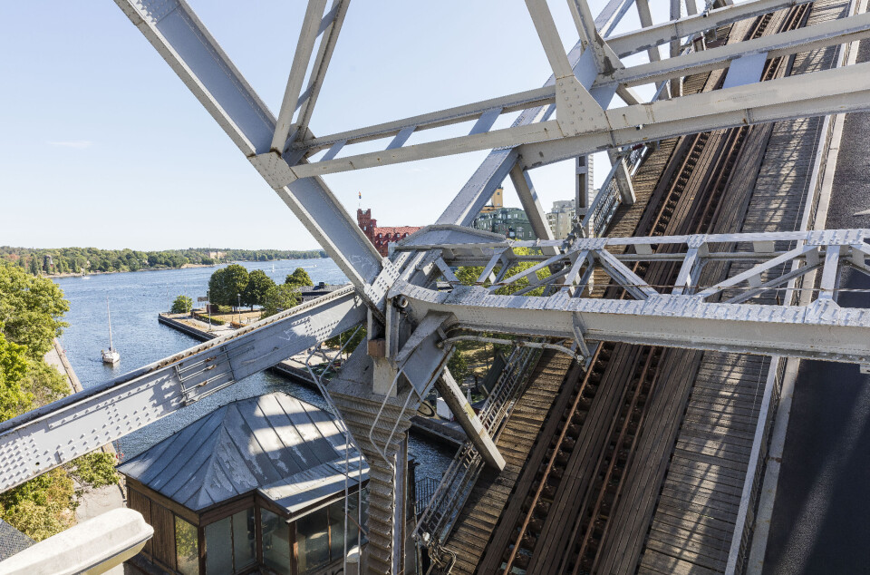 Norra klaffbron rest för att släppa igenom en segelbåt.