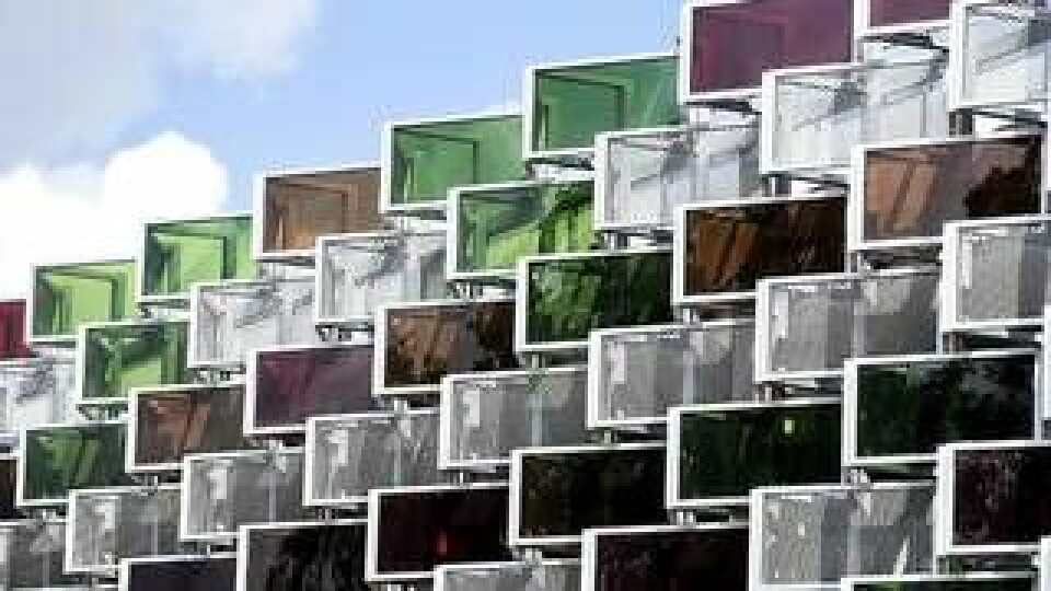 Färgade solceller från Soltech Energy pryder fasaden på parkeringshuset i Vallastaden. Foto: Stefan Jerrevång