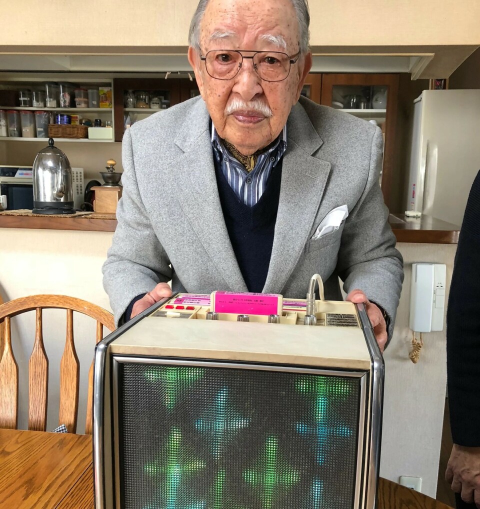 Shigeichi Negishi (1923–2024) med sin variant av karaokemaskinen, Sparko Box.