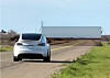 Han testar ”självkörande” Tesla – går det att lura bilen med en fejkad vägg?