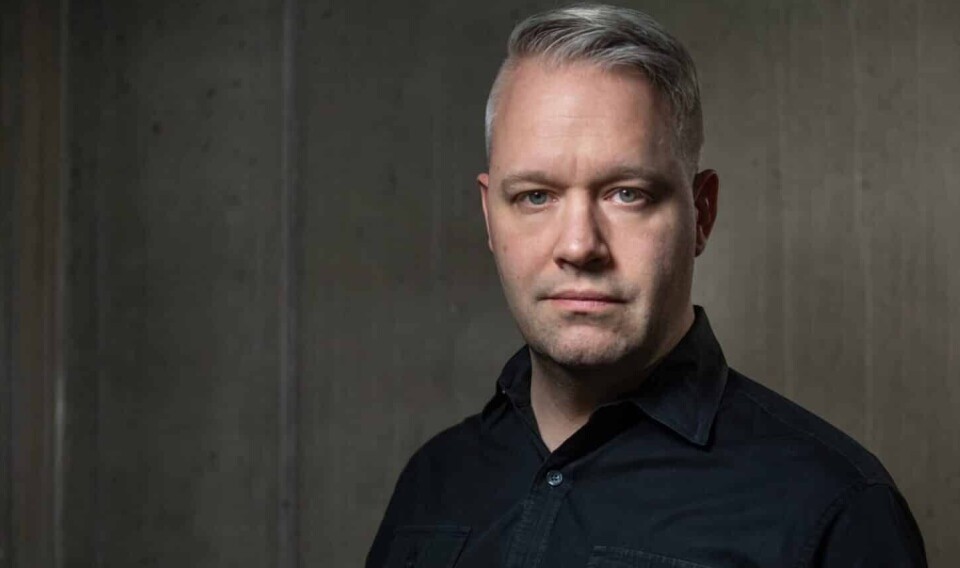 Måns Jonasson, expert på Internetsstiftelsen. Porträttbild på Måns Jonasson, han har en svart skjorta på sig och ser allvarlig ut