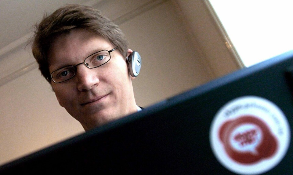 Entreprenören Niklas Zennström, i en bild från 2004 då han var vd för Skype. Niklas Zennström sittande bakom en laptop-skärm. Han ler och har ett headset på sig.