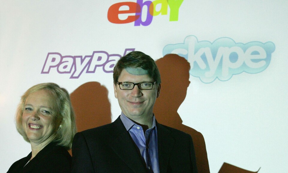 Bilden på Niklas Zennström jämte Meg Whitman, dåvarande vd:n för Ebay, togs dagarna efter offentliggörandet av köpet år 2005. Niklas Zennström och Meg Whitman framför en projicering av logotyperna för Ebay, Paypal och Skype. De ler stort.