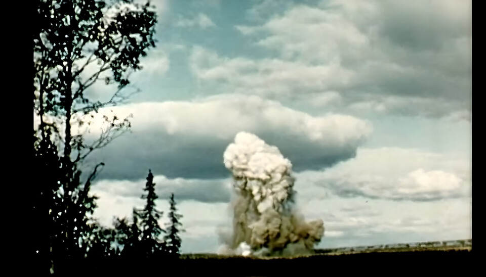 Sverige lyckades aldrig bygga någon atombomb. För att testa luftstötsvågverkan sprängdes därför två laddningar konventionellt sprängmedel i Nausta utanför Jokkmokk, 1956 och 1957. På bilden (ur FOA:s video från tillfället) syns den första sprängningen med 36 ton bonyl.