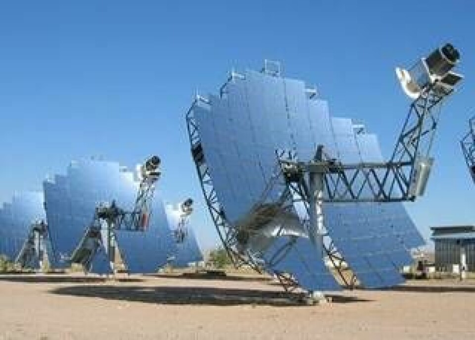 Så här ser det amerikanska företaget Stirling Energy Systems solkraftverk ut. Man har utvecklat en 25 kW Stirlingmotor som hängs upp framför solspeglarna och drivs av den koncentrerade solvärmen. Foto: SES
