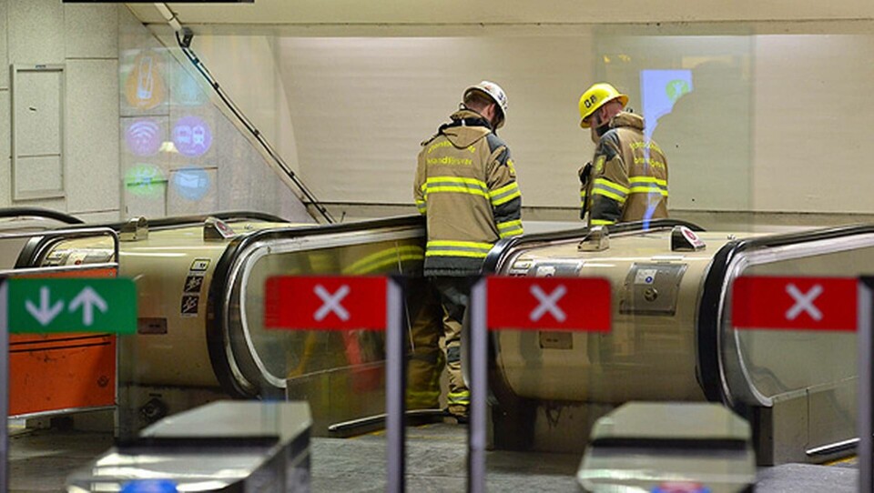 Brandmän på väg ned i rulltrappan på Östermalmstorgs tunnelbanestation i Stockholm för att undsätta den kvinna som fastnade på lördagen. Foto: Johan Nilsson / TT Brandmän på väg ned i rulltrappan på Östermalmstorgs tunnelbanestation i Stockholm för att undsätta den kvinna som fastnade på lördagen. Foto: Johan Nilsson / TT
