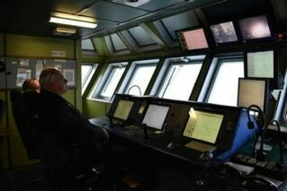 På bryggan på HMS Belos följer man dykningen via monitorerna. Foto: Simon Campanello
