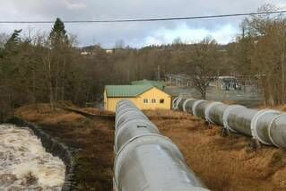 Vattnet leds i pipelines från dammen till kraftstationen. Foto: Ewellix