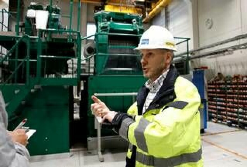 Antti Hoppania, kvalitetschef på Kone, vid maskinerna som driver hissarna ned i testgruvan. Foto: Anna Orring