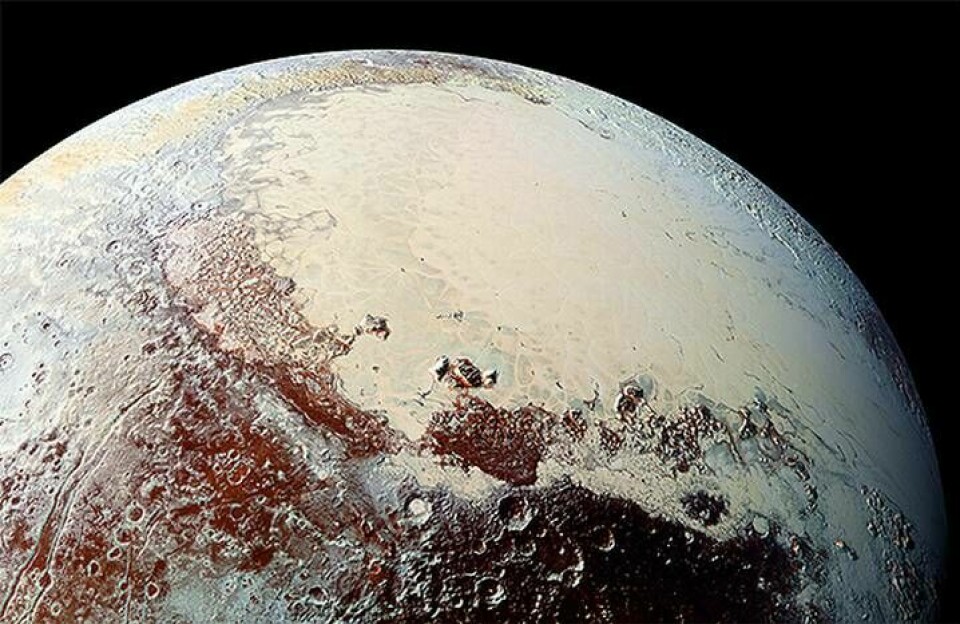 Sedan en tid tillbaka skickar rymdsonden New Horizons tillbaka mängder med data när sonden passerade dvärgplaneten Pluto i juli. De senaste bilderna är de skarpaste och mest detaljrika hittills. Bilderna avslöjar stora kratrar och höga bergskedjor på den frusna himlakroppen, längst ut i vårt solsystem. Foto: Nasa / TT