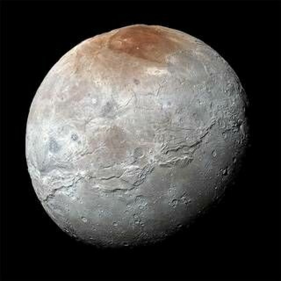 Fascinerande nog har Pluto, trots sin litenhet, hela fem månar: Charon, Hydra, Nix, Styx och Kerberos. Här syns den största av dem, Charon, så som den såg ut den 14 juli i somras, precis innan New Horizons passerade förbi. Foto: Nasa