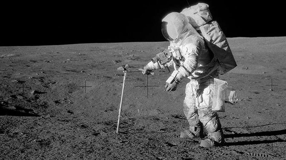 Astronauten Alan L Bean tar prover på månen under Apollo 12-expeditionen i november 1969. För att kunna ta med sig mångruset lämnades Hasselbladkamerorna kvar. Foto: Nasa