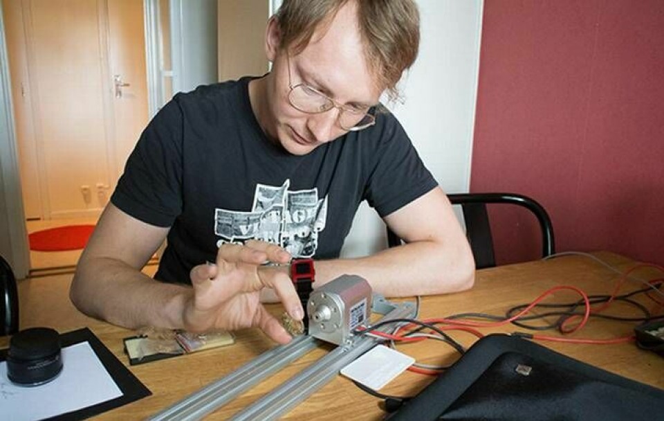 Robert Kniola i köket med en 50 W laser i ett tidigt skede av utvecklingen av Wematters nya 3d-skrivare. Foto: Wematter