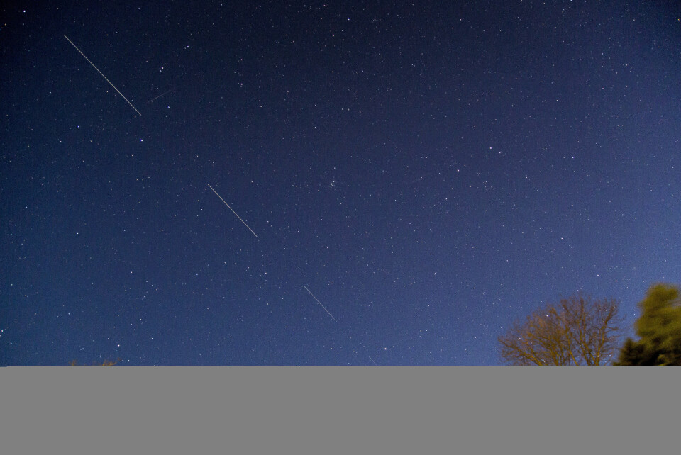 Starlinksatelliter på natthimlen.  Foto: Mads Claus Rasmussen/Ritzau Scanpix via AP
