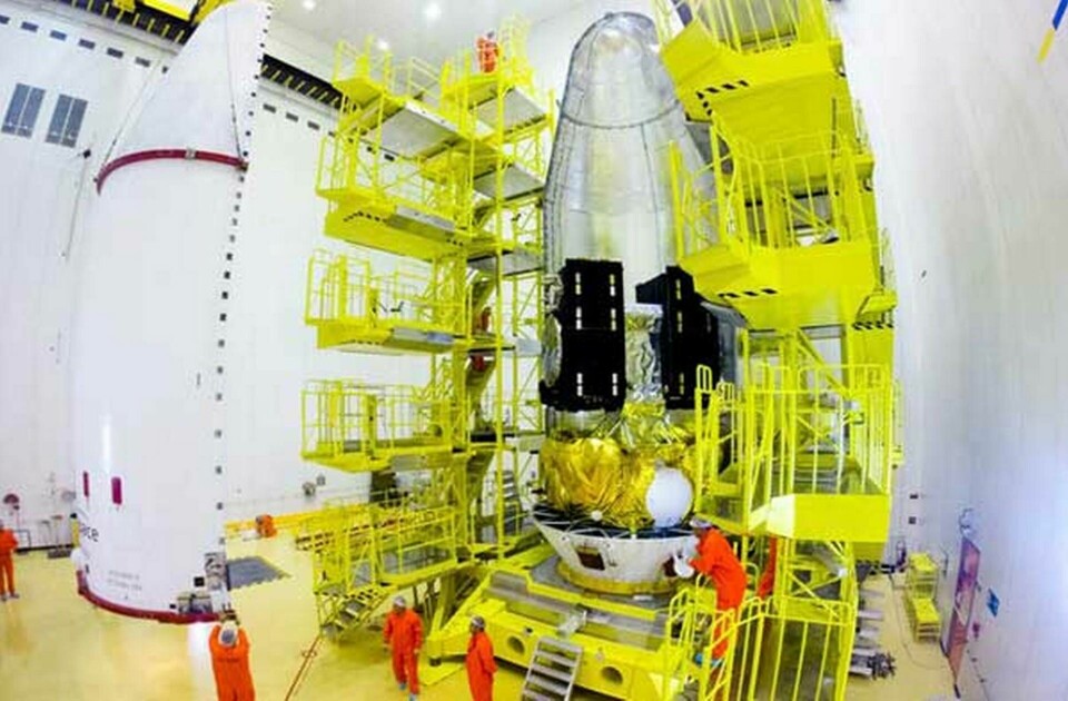 Galileosatelliterna 9 och 10 placeras i Soyuzfarkosten för uppskjutning från Kourou. Foto: ESA