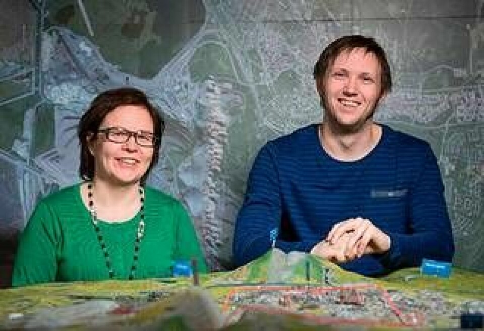 Britt-Mari Stöckel och Jimmy Töyrä, bergmekaniker på LKAB. Deras prognoser för markdeformationer är viktiga för att ange takten i stadsflytten. Foto: Fredric Alm