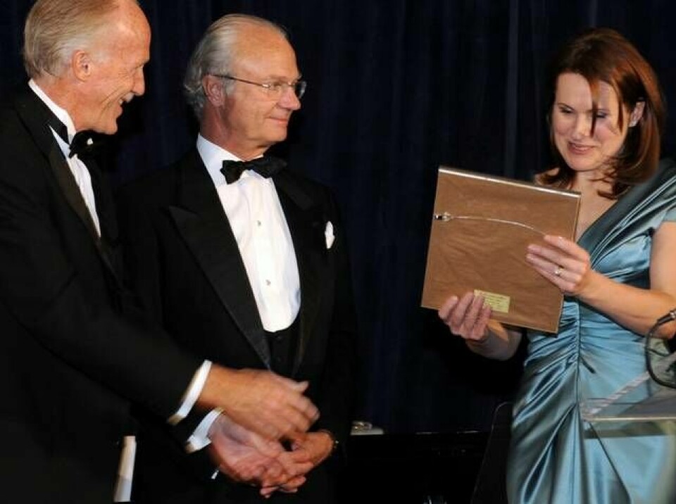 Angelica Hull tar emot SACC Deloitte Green Award 2008 från ambassadör Michael Wood och kung Carl Gustaf. Foto: SACC