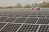 Arbetare vid en solcellspark om 1 MW som drivs av Tata i New Delhi i Indien.