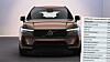 En bronsfärgad Volvo SUV framifrån med en lista över laddhybrider infälld till höger.