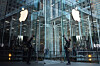 En fotograf fotograferar Apples lysande logotyp på den ikoniska glaskuben i New York.