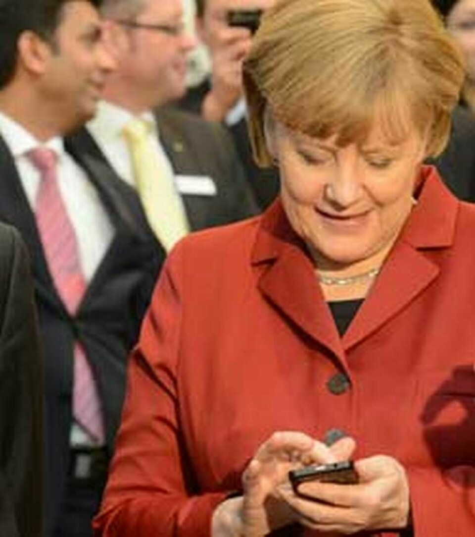 Angela Merkel besöker Secusmarts monter på CeBit-mässan 2014. Foto: Secusmart