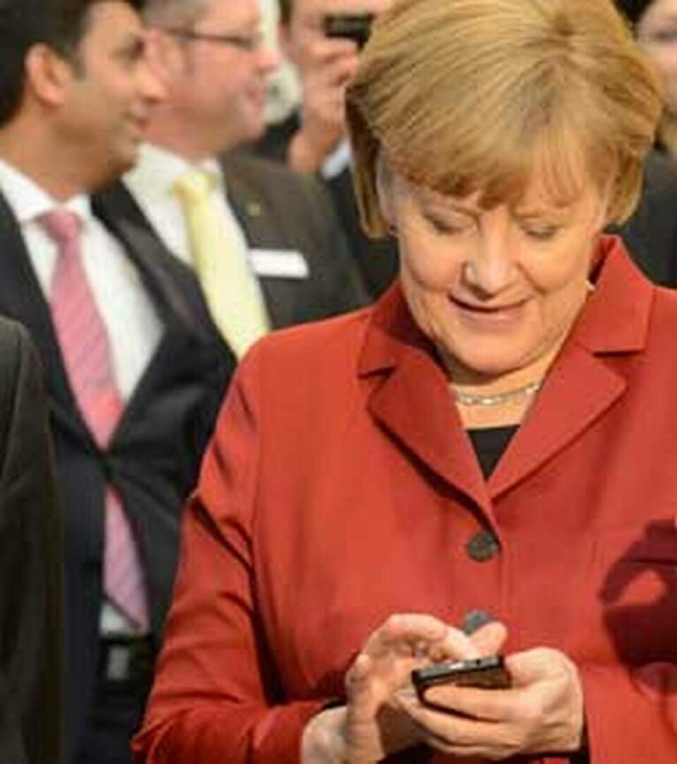 Angela Merkel besöker Secusmarts monter på CeBit-mässan 2014. Foto: Secusmart Angela Merkel besöker Secusmarts monter på CeBit-mässan 2014. Foto: Secusmart