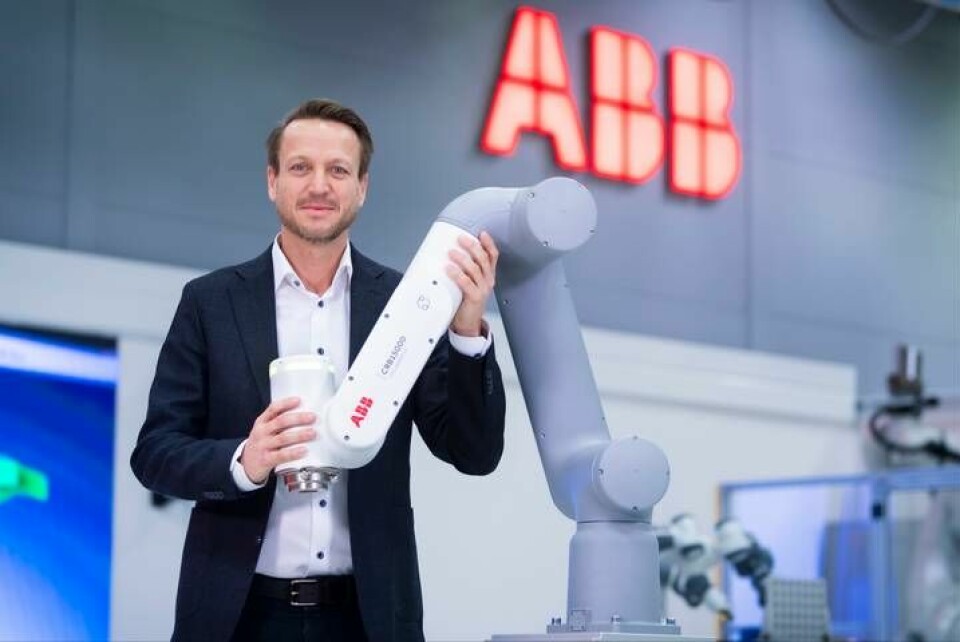 Dennis Helfridsson, vd för ABB Sverige och bolagets affärsområdeschef för Robotics & Discrete Automation Sverige, och den nya kollaborativa roboten Gofa. Foto: Jonas Bilberg