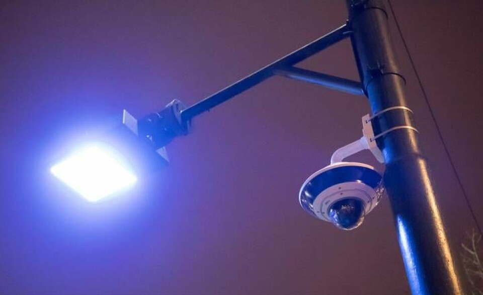 Övervakningskamera med belysning avsedd för polisens brottsbekämpning på Möllevångstorget i Malmö. Foto: Johan Nilsson/TT