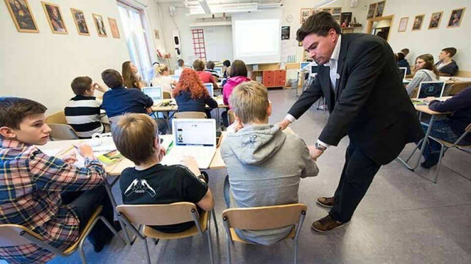 Matematiklärare Per Berggren undervisar niondeklassare under en mattelektion på Trädgårdstadsskolan i Tullinge, bilden är bara en illustration. Foto: Fredrik Sandberg / TT / Foto: : Fredrik Sandberg / TT Matematiklärare Per Berggren undervisar niondeklassare under en mattelektion på Trädgårdstadsskolan i Tullinge, bilden är bara en illustration. Foto: Fredrik Sandberg / TT / Foto: : Fredrik Sandberg / TT