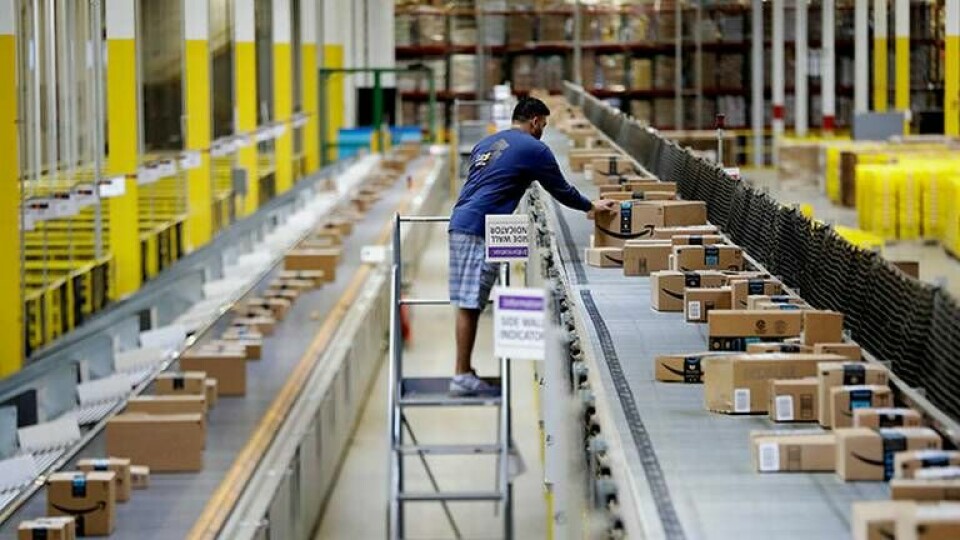 Onlinejätten Amazon utvecklar teknik som ska ta lagerarbetarnas effektivitet till en ny nivå. Foto: TT